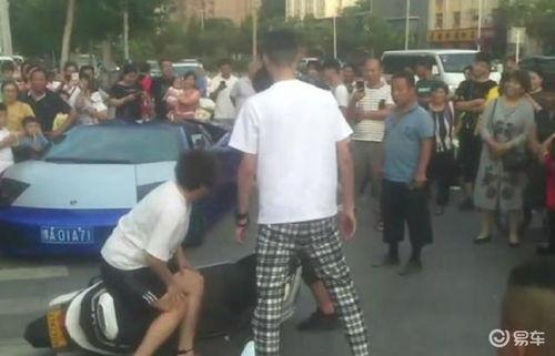 网友拍到网红吃瓜视频,网友直呼“太真实”